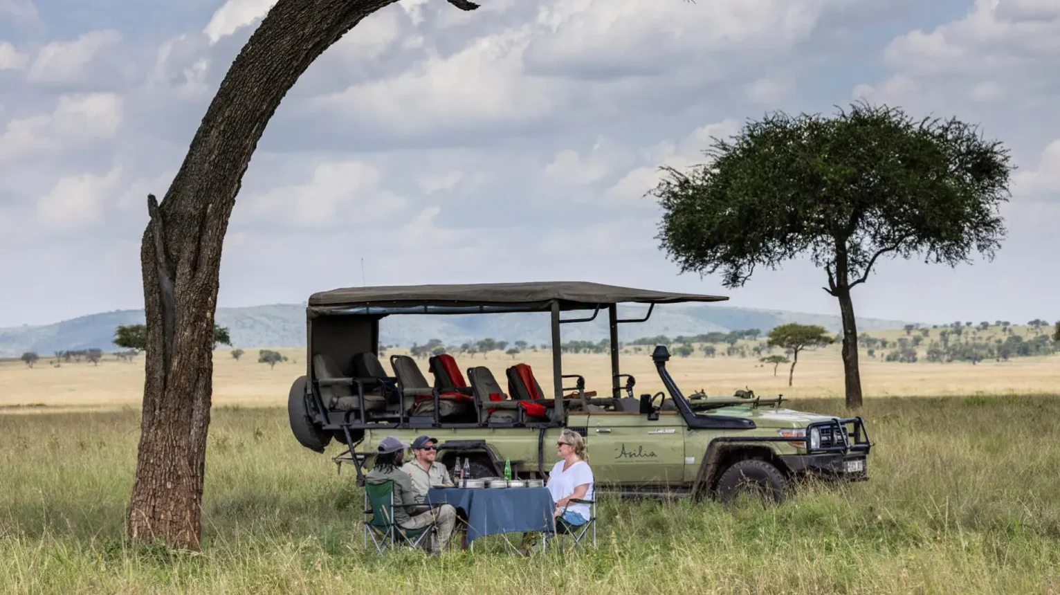 Asilia-Guests-Enjoying-lunch-in-The-Serengeti