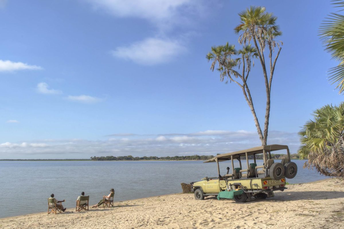 mid_morning_stop_on_the_sandy_bays_of_the_lake_roho ©Asilia Africa